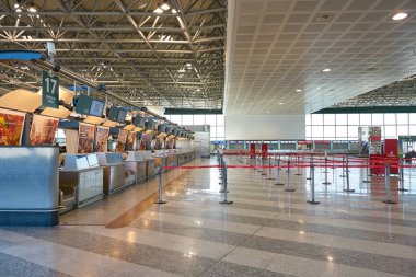 Milan Malpensa, İtalya - Kasım, 2017 yaklaşık: Emirates Havayolları iade alan, Milan-Malpensa airport, Terminal 1. 
