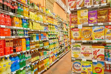 Roma, İtalya - Kasım 2017 yaklaşık: Carrefour Express içinde Roma'da mağaza. Sahibi ve Fransız perakendeci Carrefour tarafından işletilen Market Zinciri Carrefour Express olsun.