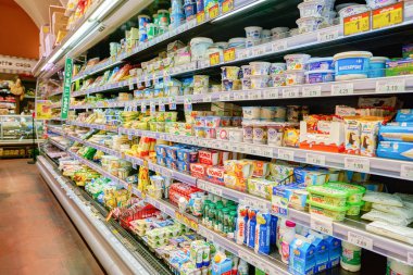 Roma, İtalya - Kasım 2017 yaklaşık: Carrefour Express içinde Roma'da mağaza. Sahibi ve Fransız perakendeci Carrefour tarafından işletilen Market Zinciri Carrefour Express olsun.