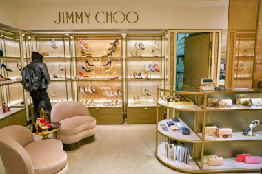 Milan, İtalya - Kasım, 2017 yaklaşık: ayakkabı Rinascente alışveriş merkezi Milano ekranda. Rinascente yüksek kaliteli mağazaları oluşur.