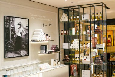 Rome, İtalya - Kasım, 2017 yaklaşık: Dior güzellik ürünleri ekranda bir ikinci amiral gemisi mağaza, Rinascente Roma oturup.