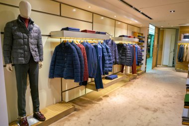 Milan, İtalya - Kasım, 2017 yaklaşık: çeşitli giysiler Rinascente ekranda. Rinascente yüksek kaliteli mağazaları oluşur.