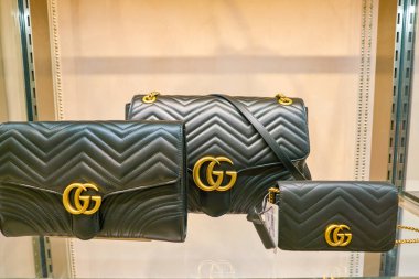 Milan, İtalya - Kasım, 2017 yaklaşık: Gucci çanta Rinascente ekranda. Rinascente yüksek kaliteli mağazaları oluşur.