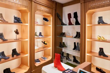 Rome, İtalya - Kasım, 2017 yaklaşık: kadın ayakkabı bir ikinci amiral gemisi mağaza Rinascente Roma ekranda.