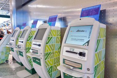 Milan Malpensa, İtalya - Kasım, 2017 yaklaşık: Alitalia self servis check-in kioskları Milan-Malpensa Havaalanı, Terminal 1. 