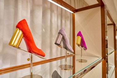 Roma, İtalya - Kasım, 2017 yaklaşık: Ekranda bir ikinci amiral gemisi mağaza Rinascente Roma, Salvatore Ferragamo Ayakkabı.