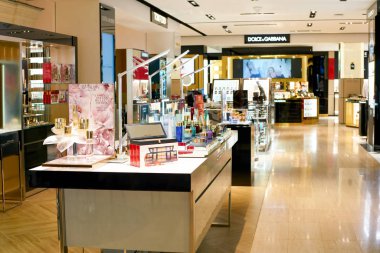 Rome, İtalya - Kasım, 2017 yaklaşık: Ekranda bir ikinci amiral gemisi mağaza Rinascente Roma, Estee Lauder kozmetik.