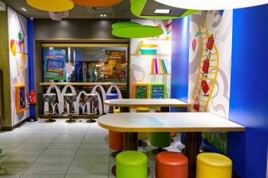 Milan, İtalya - Kasım, 2017 yaklaşık: İçinde Mcdonald's Restoran. Bir Amerikan hamburger ve fast food restoran zinciri McDonald's olduğunu.