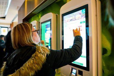 Milan, İtalya - Kasım, 2017 yaklaşık: bir Mcdonald's mağazasında müşteriler sipariş ve kiosklar sipariş kendi kendine ödeme.