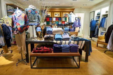 Rome, İtalya - Kasım, 2017 yaklaşık: ekranda bir ikinci amiral gemisi mağaza Rinascente Roma, giyim.