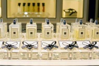 Rome, İtalya - Kasım, 2017 yaklaşık: Jo Malone parfüm şişe ekranda bir ikinci amiral gemisi mağaza, Rinascente Roma oturup.