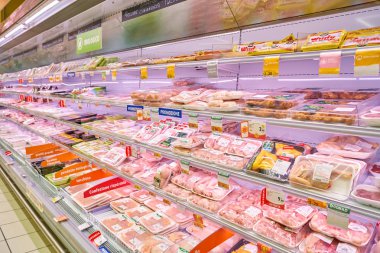 Rome, İtalya - Kasım 2017 yaklaşık: tavuk eti Conad süpermarket Roma'da sergilenen.