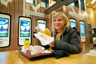 Milan, İtalya - Kasım, 2017 yaklaşık: kadın yemek bir Mcdonald's restoranı Milano.