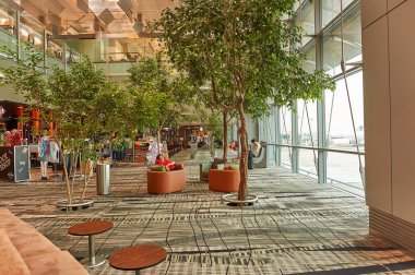 Singapur - Kasım, 2015 yaklaşık: Singapur Changi Havaalanı içinde.