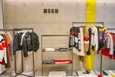 Milan, İtalya - Kasım, 2017 yaklaşık: çeşitli Msgm giysi Rinascente ekranda. Rinascente yüksek kaliteli mağazaları oluşur.