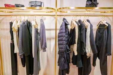 Milan, İtalya - Kasım, 2017 yaklaşık: Red Valentino elbise Rinascente ekranda çeşitli. Rinascente yüksek kaliteli mağazaları oluşur.