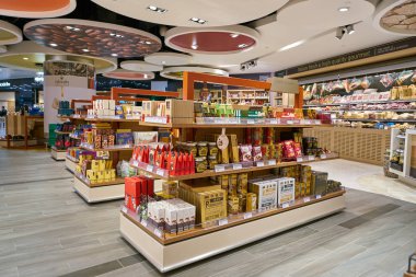 Milan Malpensa, İtalya - Kasım, 2017 yaklaşık: Milan-Malpensa Havaalanı'nda bir dükkan