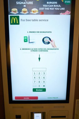 Rome, İtalya - Kasım, 2017 yaklaşık: Mcdonald's Restoran Roma noktasında sipariş kendi kendine çekim kadar kapatın. 