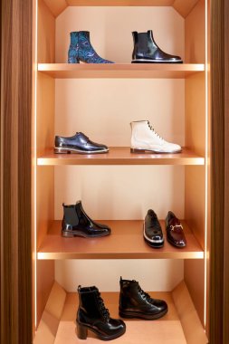 Rome, İtalya - Kasım, 2017 yaklaşık: kadın ayakkabı bir ikinci amiral gemisi mağaza Rinascente Roma ekranda.