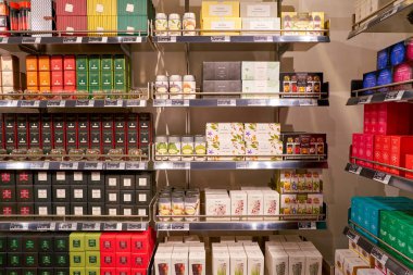 Rome, İtalya - Kasım, 2017 yaklaşık: çay bir ikinci amiral gemisi mağaza Rinascente Roma ekranda çeşitli.