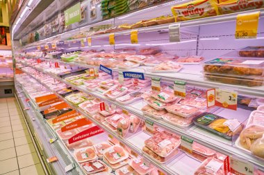 Roma, İtalya - Kasım 2017 yaklaşık: bir bakkal dükkanında Roma raflar.