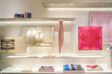 Rome, İtalya - Kasım, 2017 yaklaşık: Bir ikinci amiral gemisi mağaza, Rinascente Roma, Louis Vuitton içinde saklayın. Louis Vuitton bir moda evi ve lüks perakende şirketidir.