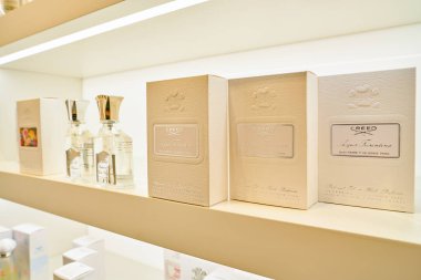 Milan, İtalya - Kasım, 2017 yaklaşık: yakından atış parfüm Rinascente ekranda. Rinascente yüksek kaliteli mağazaları oluşur.