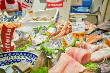 Rome, İtalya - Kasım 2017 yaklaşık: taze balık Conad süpermarket Roma'da sergilenen.