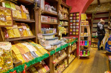 Roma, İtalya - Kasım 2017 yaklaşık: bir bakkal dükkanında Roma raflar.