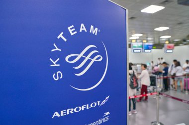 Busan, Güney Kore - Mayıs, 2017 yaklaşık: Skyteam işareti iade Gimhae International Airport, Internationalterminal alanda atış kadar kapatın. SkyTeam havayolu ittifakı olduğunu. 