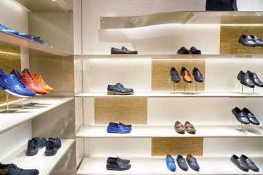 Rome, İtalya - Kasım, 2017 yaklaşık: Bir ikinci amiral gemisi mağaza, Rinascente Roma, Louis Vuitton içinde saklayın. Louis Vuitton bir moda evi ve lüks perakende şirketidir.