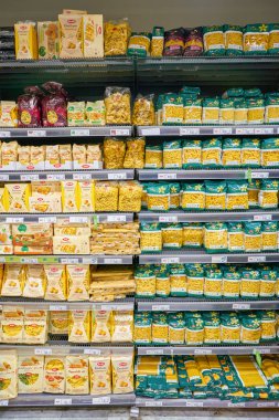 Roma, İtalya - Kasım 2017 yaklaşık: tezgahları gıda ürünleri ile dolu bir bakkal Roma'da görülür.