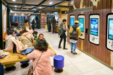 Milan, İtalya - Kasım, 2017 yaklaşık: İçinde Mcdonald's Restoran. Bir Amerikan hamburger ve fast food restoran zinciri McDonald's olduğunu.