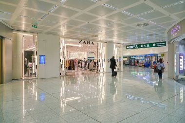 Milano Malpensa, İtalya - Kasım, 2017 yaklaşık: Milan-Malpensa Airport, terminali 1 Zara dükkanında ekranda giyim