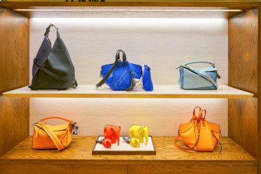 Milan, İtalya - Kasım, 2017 yaklaşık: çanta Rinascente ekranda. Rinascente yüksek kaliteli mağazaları oluşur.