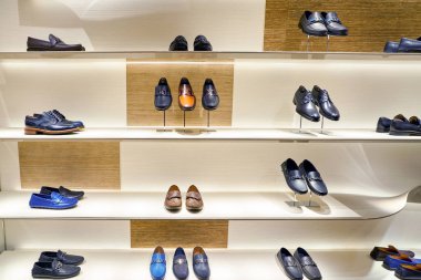 Rome, İtalya - Kasım, 2017 yaklaşık: Bir ikinci amiral gemisi mağaza, Rinascente Roma, Louis Vuitton içinde saklayın. Louis Vuitton bir moda evi ve lüks perakende şirketidir.