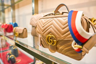 Milan, İtalya - Kasım, 2017 yaklaşık: Gucci çanta Rinascente ekranda. Rinascente yüksek kaliteli mağazaları oluşur.