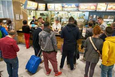 Milan Malpensa, İtalya - yaklaşık Kasım, 2017: Milan-Malpensa Havalimanı'nda bir Mcdonalds hizmet sayaç satırında.