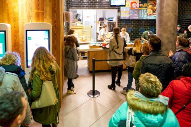 Milan, İtalya - Kasım, 2017 yaklaşık: müşteriler bir Mcdonald's restoranı Milano.