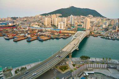 Busan, Güney Kore - Mayıs, 2017 yaklaşık: Busan Lotte Department Store üzerinden bir bakış. Eski Pusan bilinen Busan, Güney Kore'nin ikinci en çok kalabalık şehir Seul sonra olduğunu..