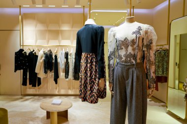 Rome, İtalya - Kasım, 2017 yaklaşık: Ekranda bir ikinci amiral gemisi mağaza Rinascente Roma, Chloe giyim.