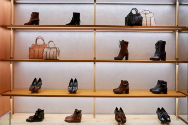 Rome, İtalya - Kasım, 2017 yaklaşık: Tod's ayakkabı bir ikinci amiral gemisi mağaza Rinascente Roma ekranda.