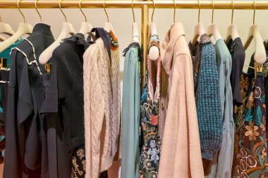 Rome, İtalya - Kasım, 2017 yaklaşık: Ekranda bir ikinci amiral gemisi mağaza Rinascente Roma, Red Valentino giyim.