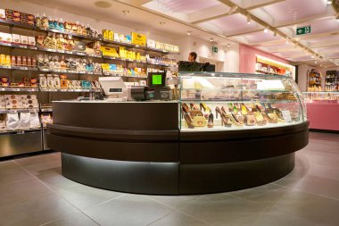 Rome, İtalya - Kasım, 2017 yaklaşık: bir ikinci amiral gemisi mağaza Rinascente Roma Merkezi'nde sergilenen ürünler çeşitli.