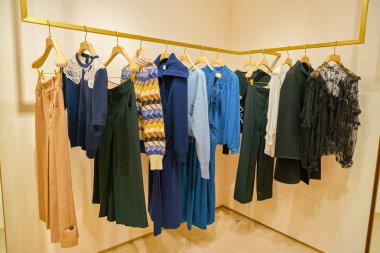 Milan, İtalya - Kasım, 2017 yaklaşık: Chloe giyim Rinascente ekranda çeşitli. Rinascente yüksek kaliteli mağazaları oluşur.