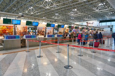 Milan Malpensa, İtalya - Kasım, 2017 yaklaşık: Emirates Havayolları iade alan, Milan-Malpensa airport, Terminal 1. 