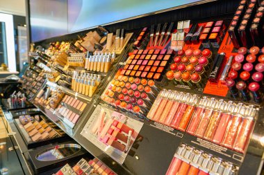 Milan, İtalya - Kasım, 2017 yaklaşık: kozmetik Rinascente ekranda. Rinascente yüksek kaliteli mağazaları oluşur.