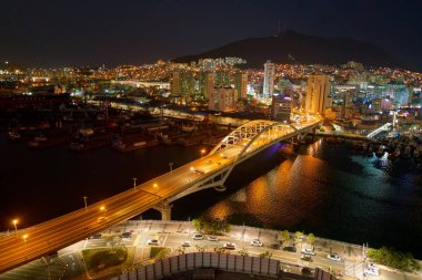 Busan, Güney Kore - Mayıs, 2017 yaklaşık: Busan Lotte Department Store üzerinden bir bakış. Eski Pusan bilinen Busan, Güney Kore'nin ikinci en çok kalabalık şehir Seul sonra olduğunu..