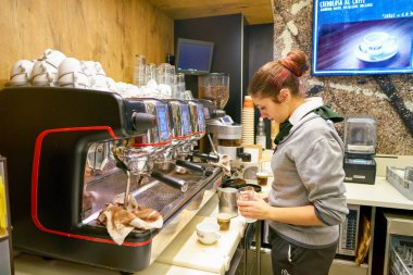 Milan, İtalya - Kasım, 2017 yaklaşık: çalışan bir Mccafe kahve dükkanında. Mcdonald's tarafından sahip olunan bir kahve evi tarzı yiyecek ve içecek zinciri, McCafe olduğunu.