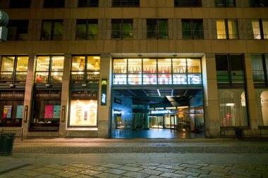 Milan, İtalya - Kasım, 2017 yaklaşık: bir Mcdonald's restoranda akşam Milano'da.